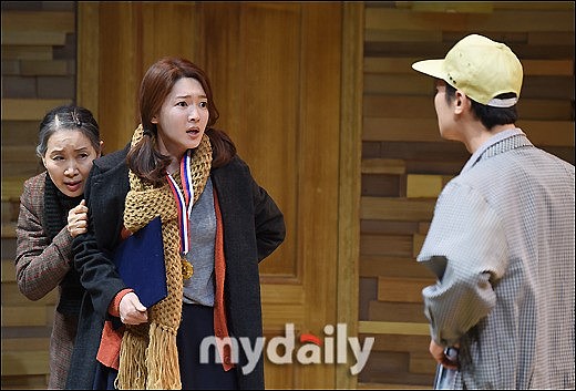 改写下面介绍她是一位痴迷韩剧的新加坡中年寡妇与终日忙碌着工作的儿子住在一起。两人计划多时的旅行儿子因公务未能赴约她鼓起勇气只身跟随旅行团来到首尔。她不通外语人生地不熟一系列奇遇在异国他乡接踵而至。