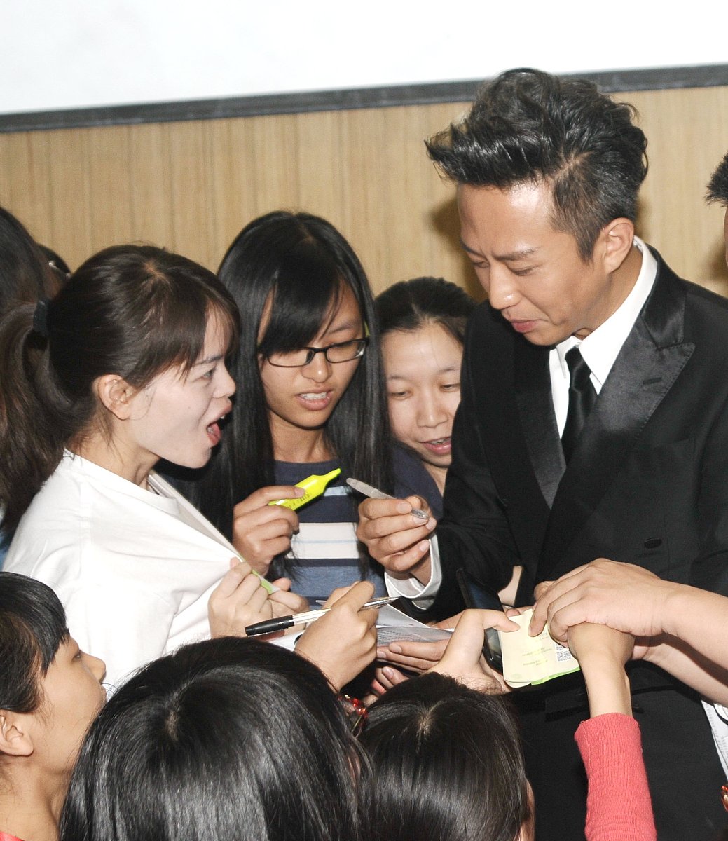 2014年06月16日讯,上海,近日邓超现身某学校.***_***邓超