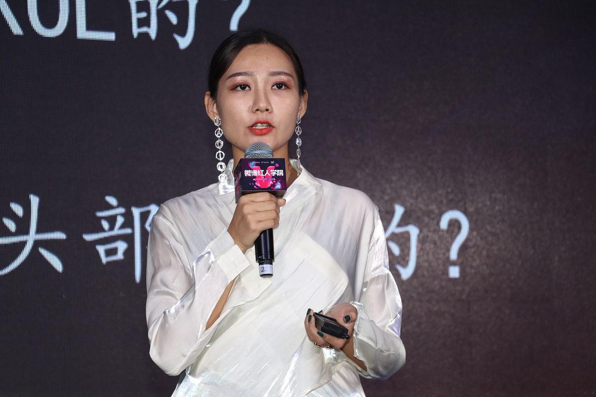 2019年11月24日,上海,中国第一足球宝贝刘闻雯跨界变网红诉说成名经历