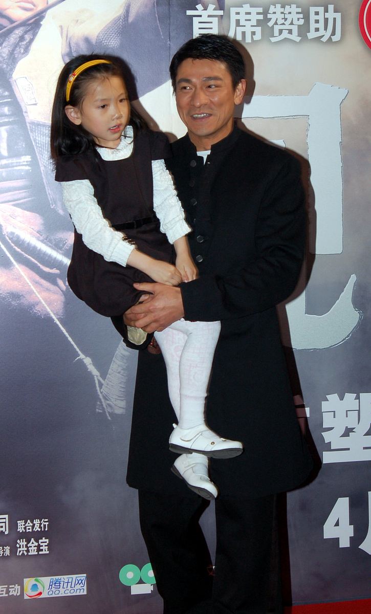 2008年4月1日,北京,电影《三国之见龙卸甲》首映红地毯.刘德华怀抱"小