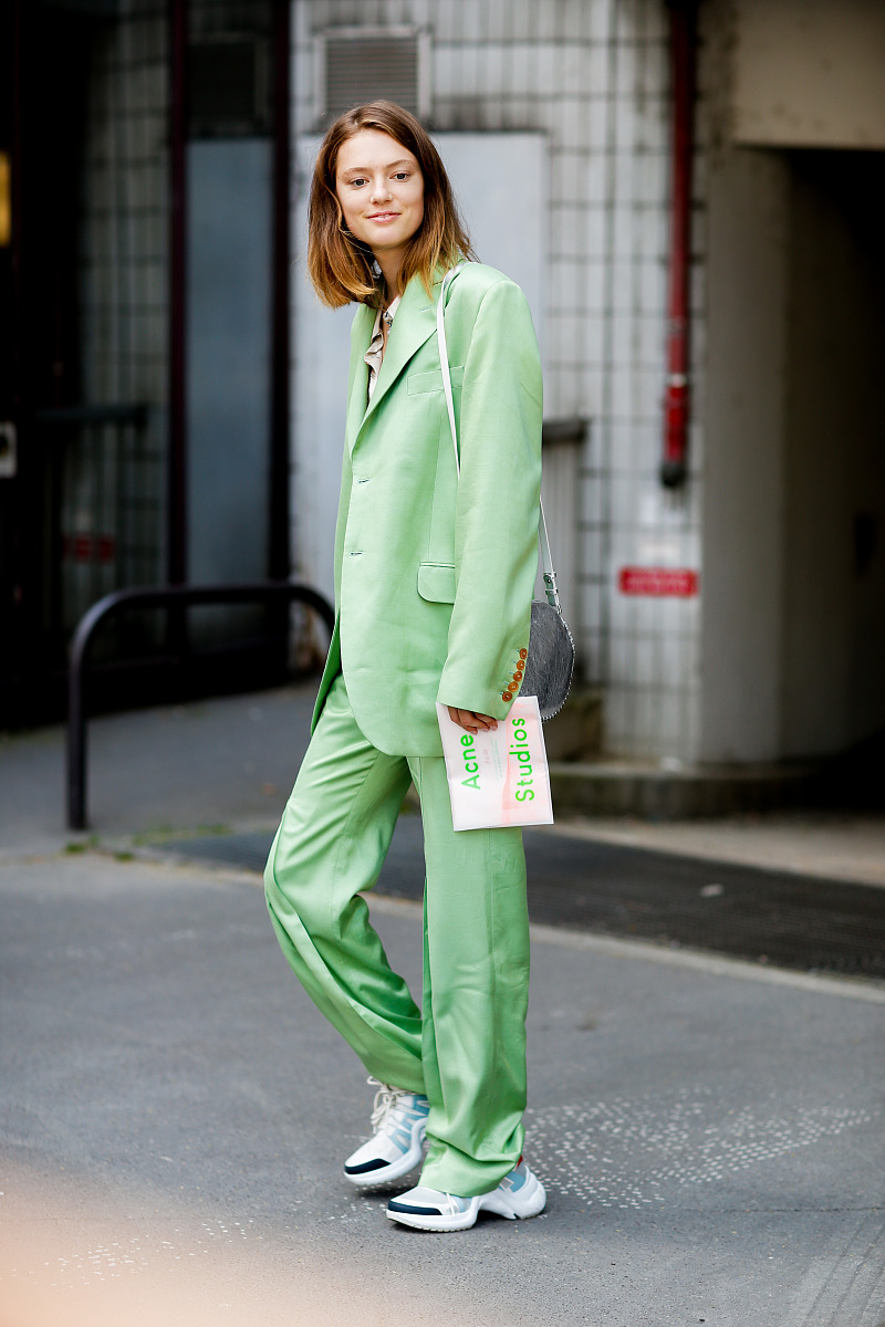 樱花绿上衣配什么颜色裤子