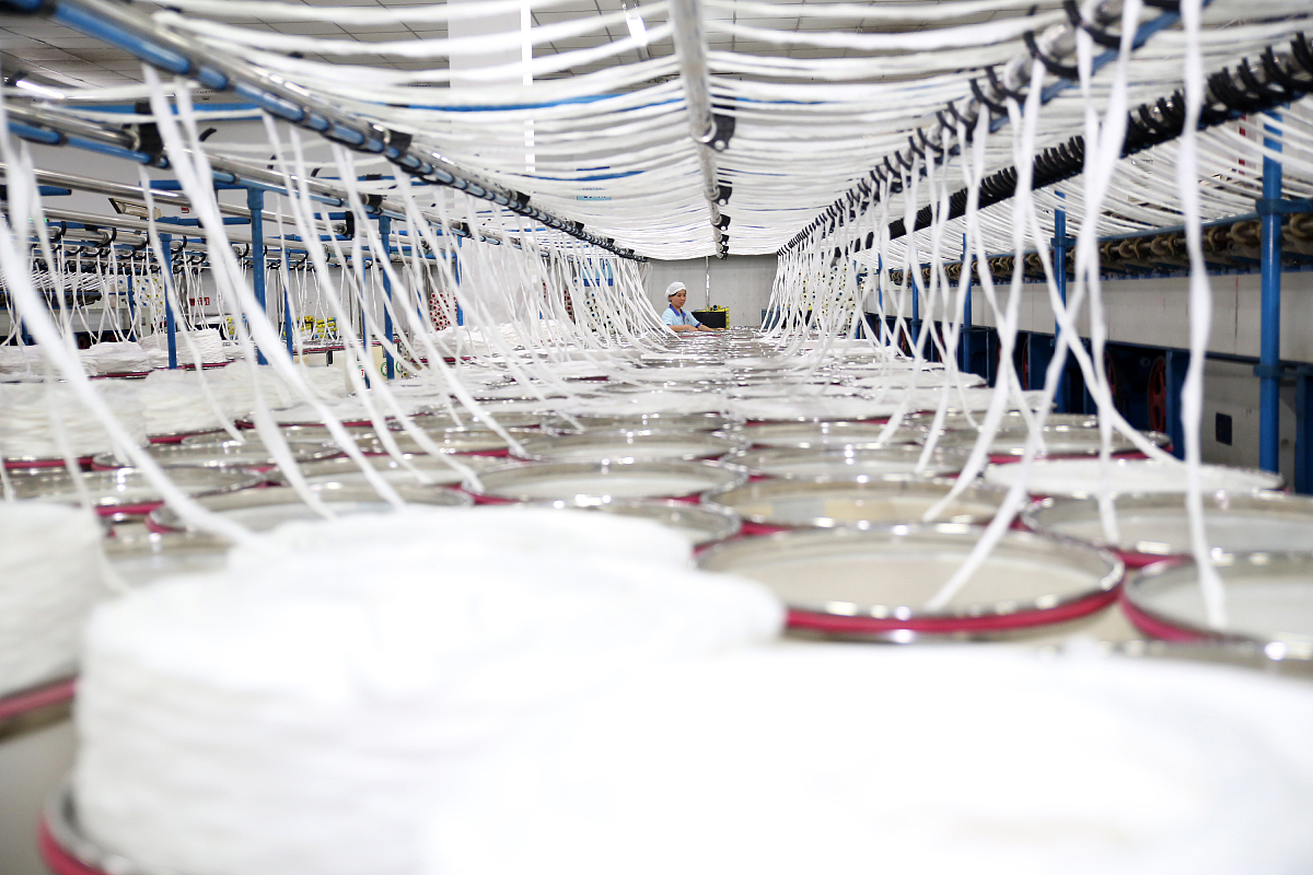 纺织工程专业学生参观淄博大染坊丝绸公司：从蚕茧到丝绸，探寻未来发展方向