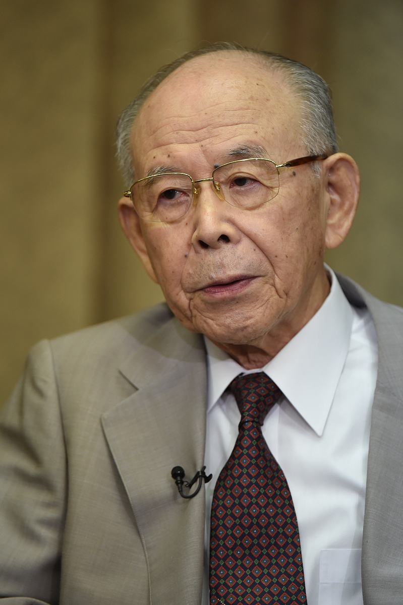 当地时间2014年10月8日,日本名古屋,2014年度诺贝尔物理学奖得主赤崎