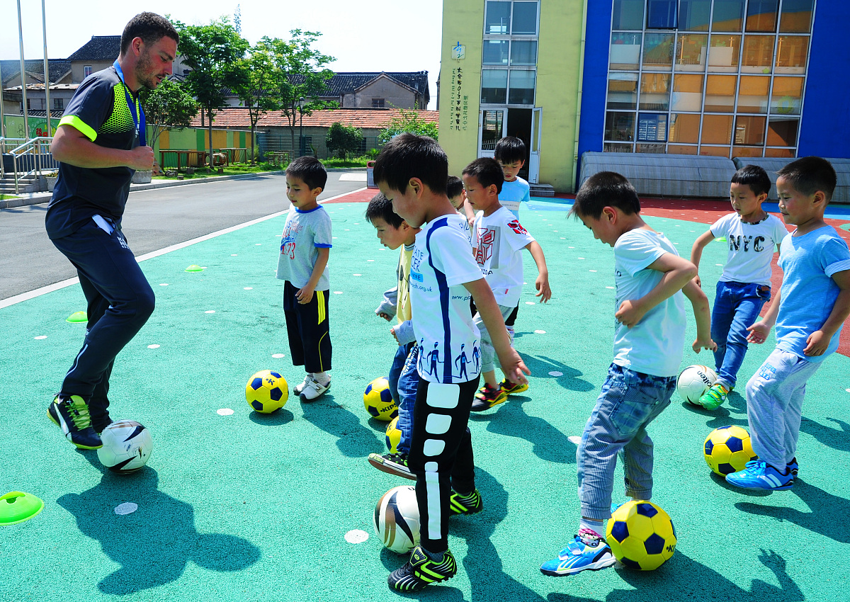 幼儿足球活动中教师角色研究：提升幼儿合作能力的关键