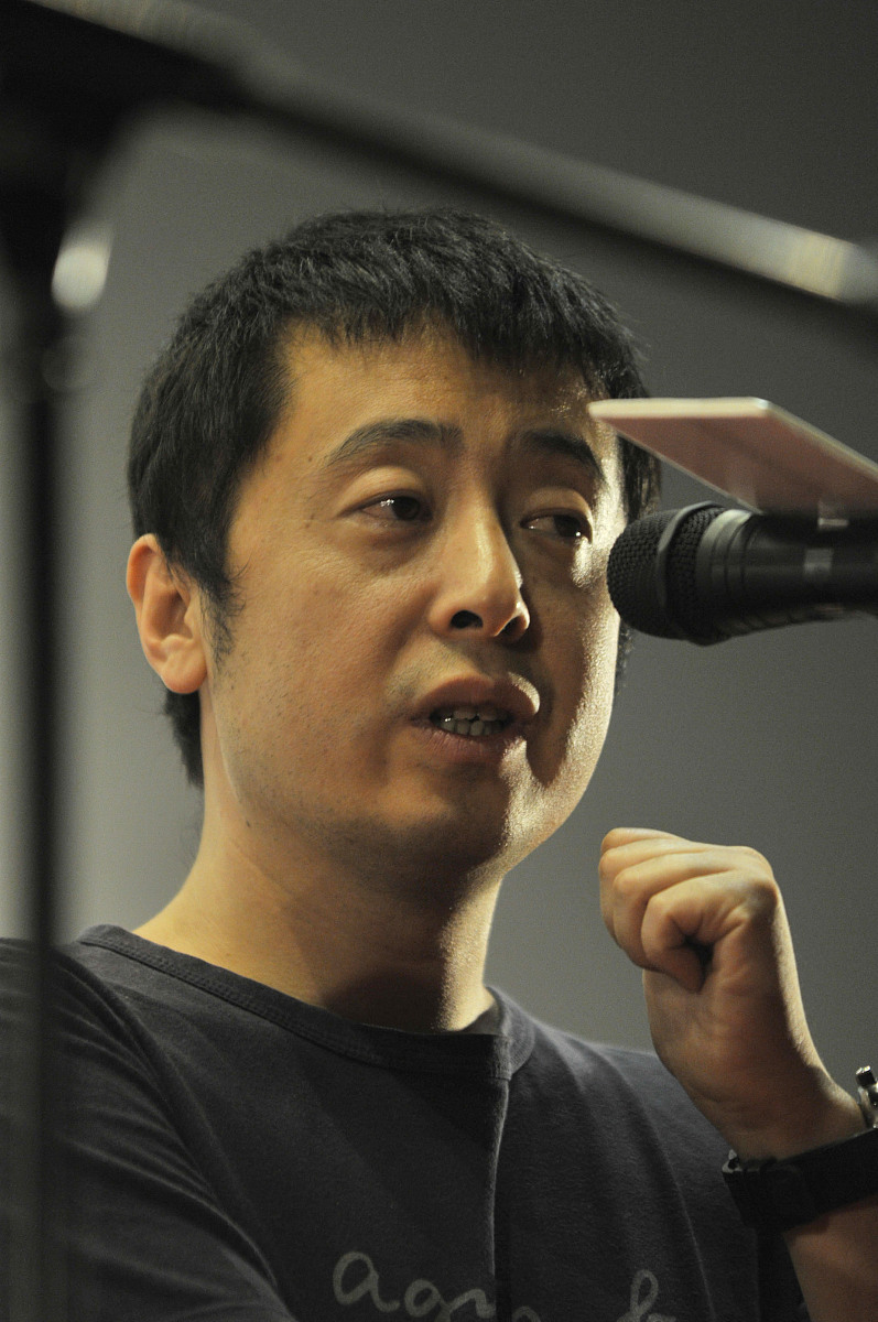 2010年7月4日,浙江宁波,电影《海上传奇》宣传发布会.  (应摄影师要求