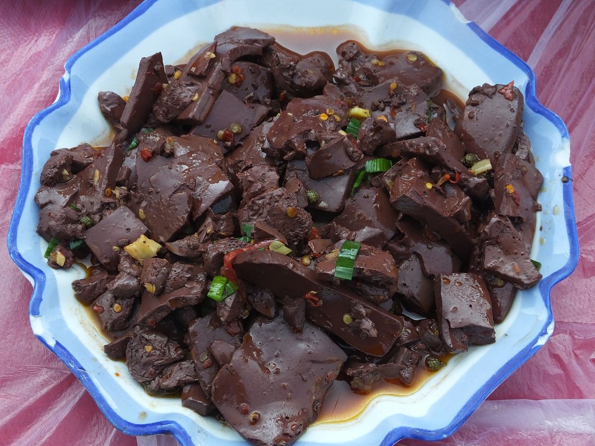 猪血丸子：美味小吃，营养丰富