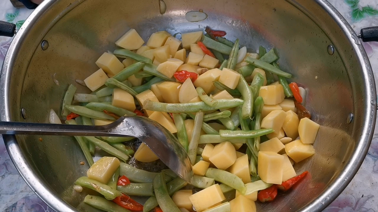 土豆和芸豆一起炒,味道果然不同,真好吃