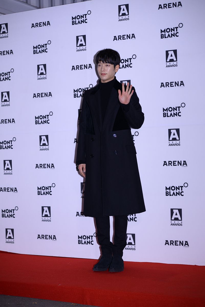 2016年12月6日,韩国首尔,明星出席"2016 a-awards"颁奖礼.徐康俊