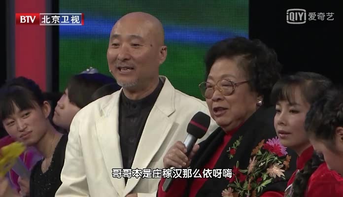 [图]王昆陈佩斯演唱《兄妹开荒》,王昆老师还时不时给陈佩斯提醒歌词