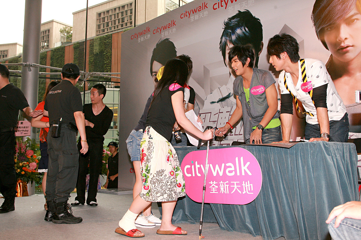 ***_***2008年8月9日,香港,飞轮海为世界巡演香港站举行签名会.+++_++