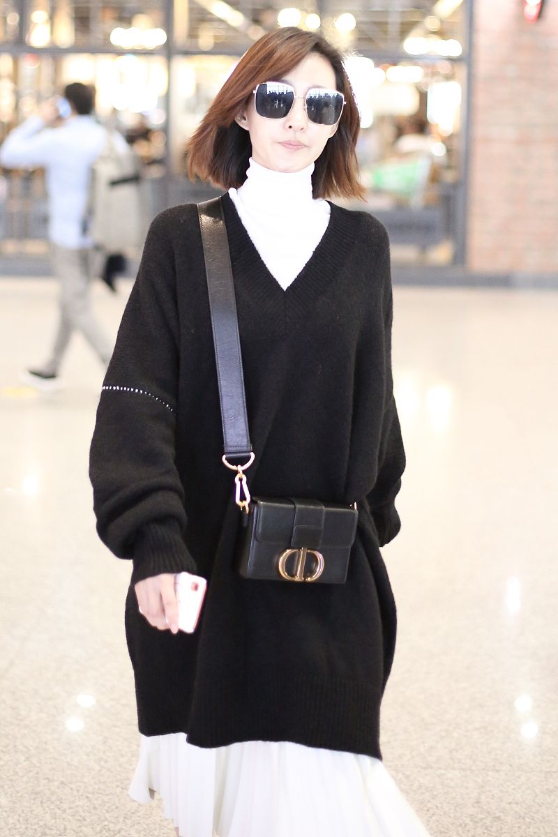 早秋时尚穿搭：白色小香风针织衫搭配飘逸纱裙，展现优雅与时尚