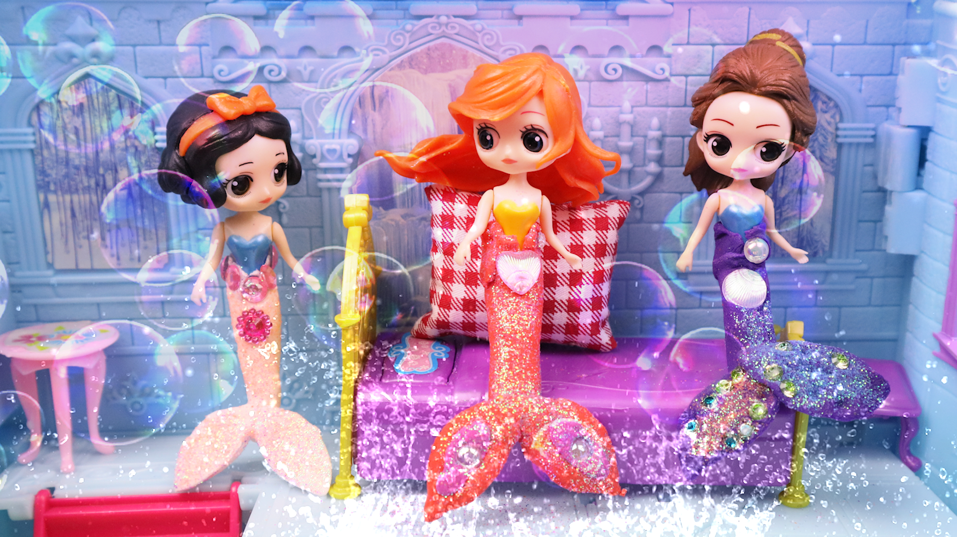 因为想念朋友,白雪和贝儿来到海底世界,看三条美人鱼水下畅游