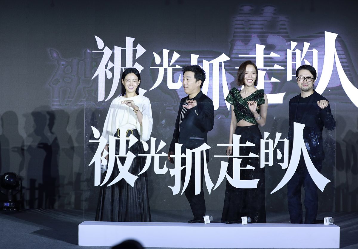 中国电影《独行月球》写一篇它的故事内容和你的想法并找出你最喜欢的一句话词。