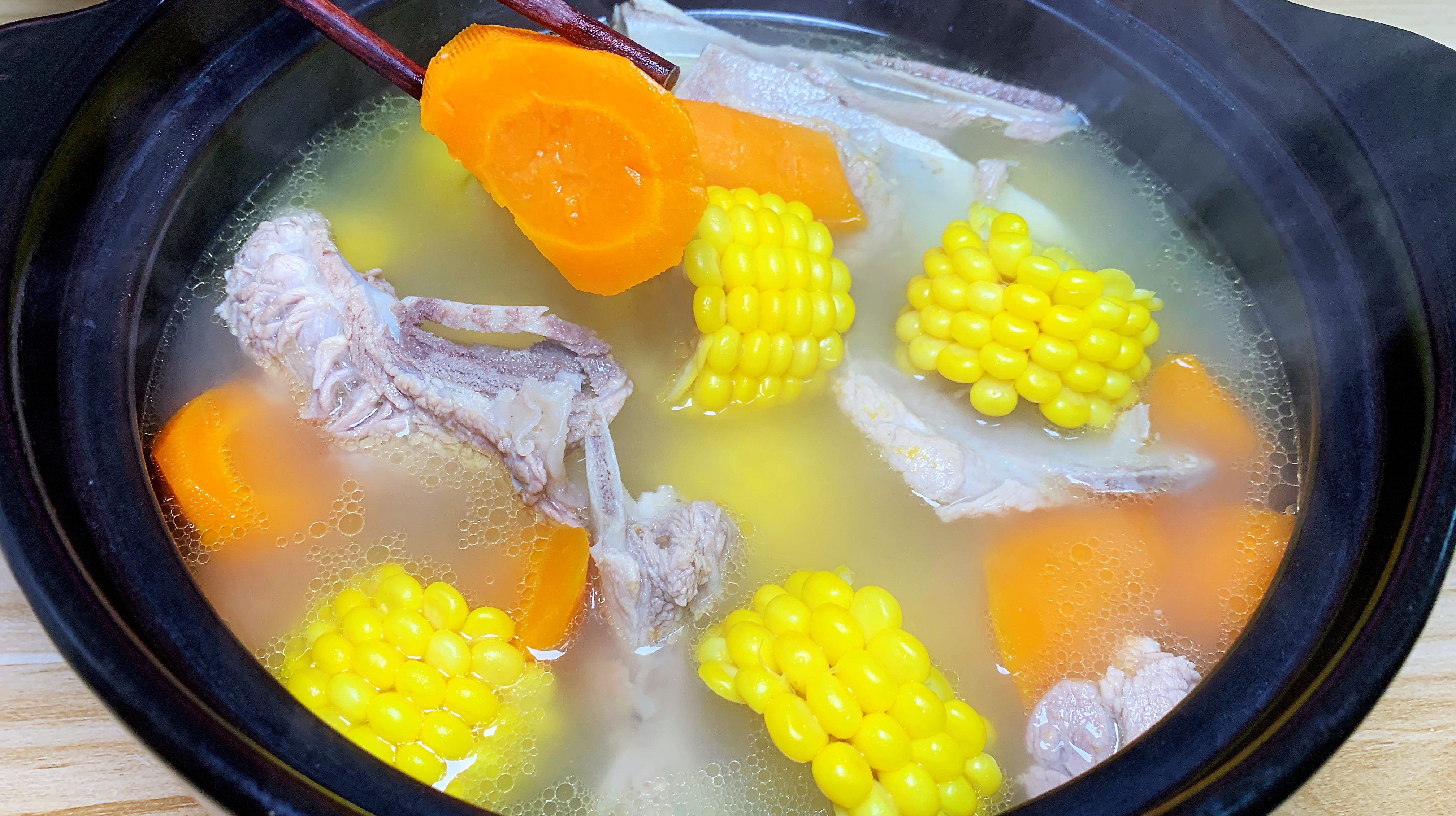 夏天要经常喝汤,学会这款骨头汤,多煲给家人喝,食材和做法简单