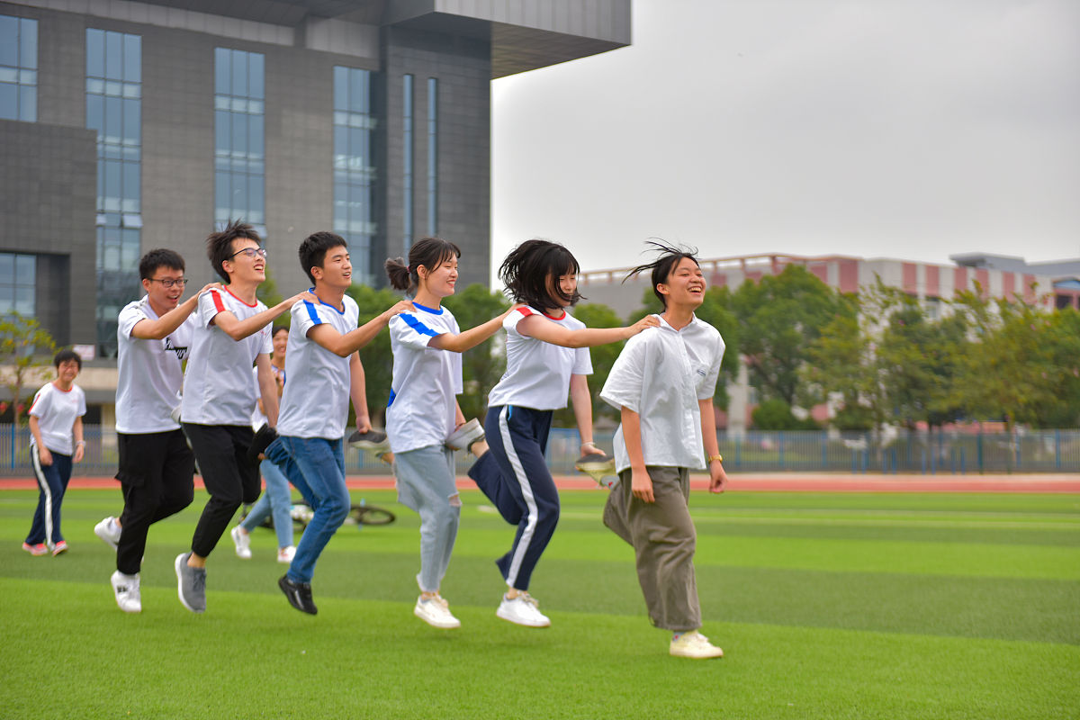 2019年6月1日,湖南省永州市道县第一中学学生参加单腿跳等游戏,放松心