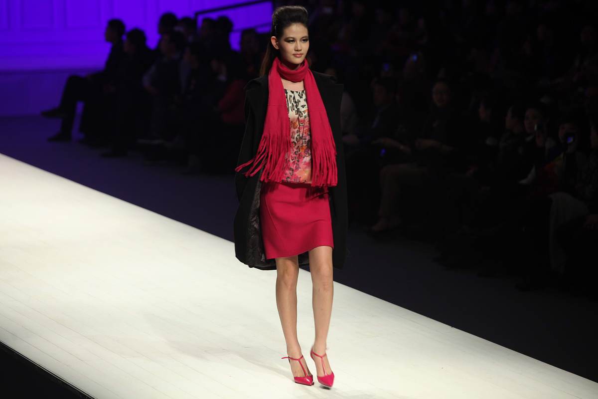 一个人物一共可以穿戴5个部位的时装分为头左手右手左脚右脚时装分为低级时装和高级时装低级时装可以合成高级时装1个低级时装合成1个高级时装概率202个低级时装合成1个高级时装概率403个低级时装合成1个高级时装概率604个低级时装合成1个高级时装概率805个低级时装合成1个高级时装概率100一个高级时装合成另一个高级时装概率50合成失败低级时装会消失合成的高级时装部位都是随机的所以可能存在合成到重复部