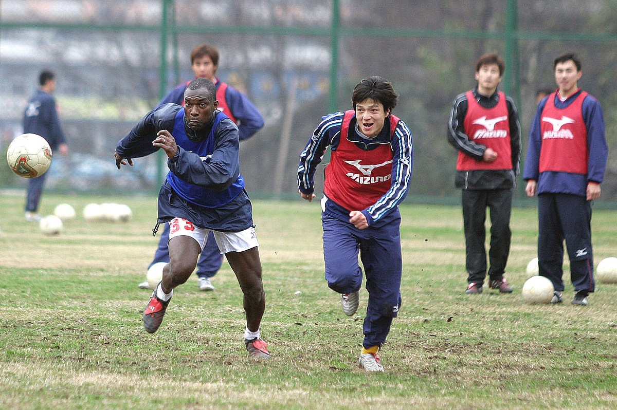 2005年2月14日,重庆力帆足球队在重庆进行训练.魏新与外援争抢+++_+++