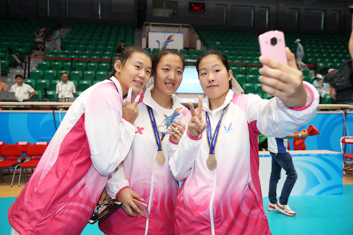 阜阳体育运动学校体操运动员邓琳琳勇夺伦敦奥运会金牌！