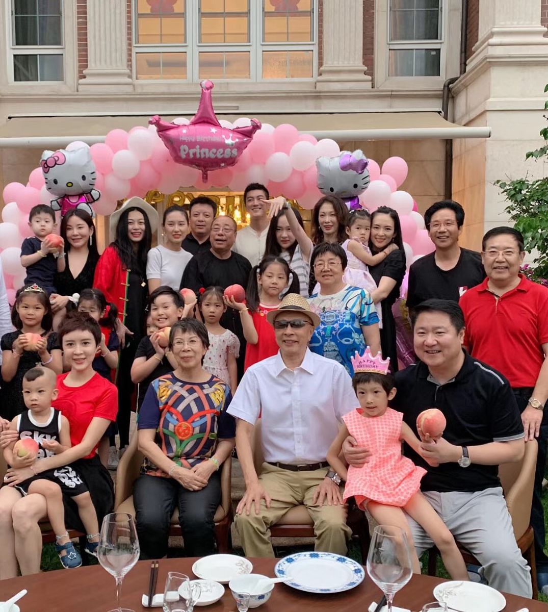 写一篇我女儿周岁酒席的舞台发言文案