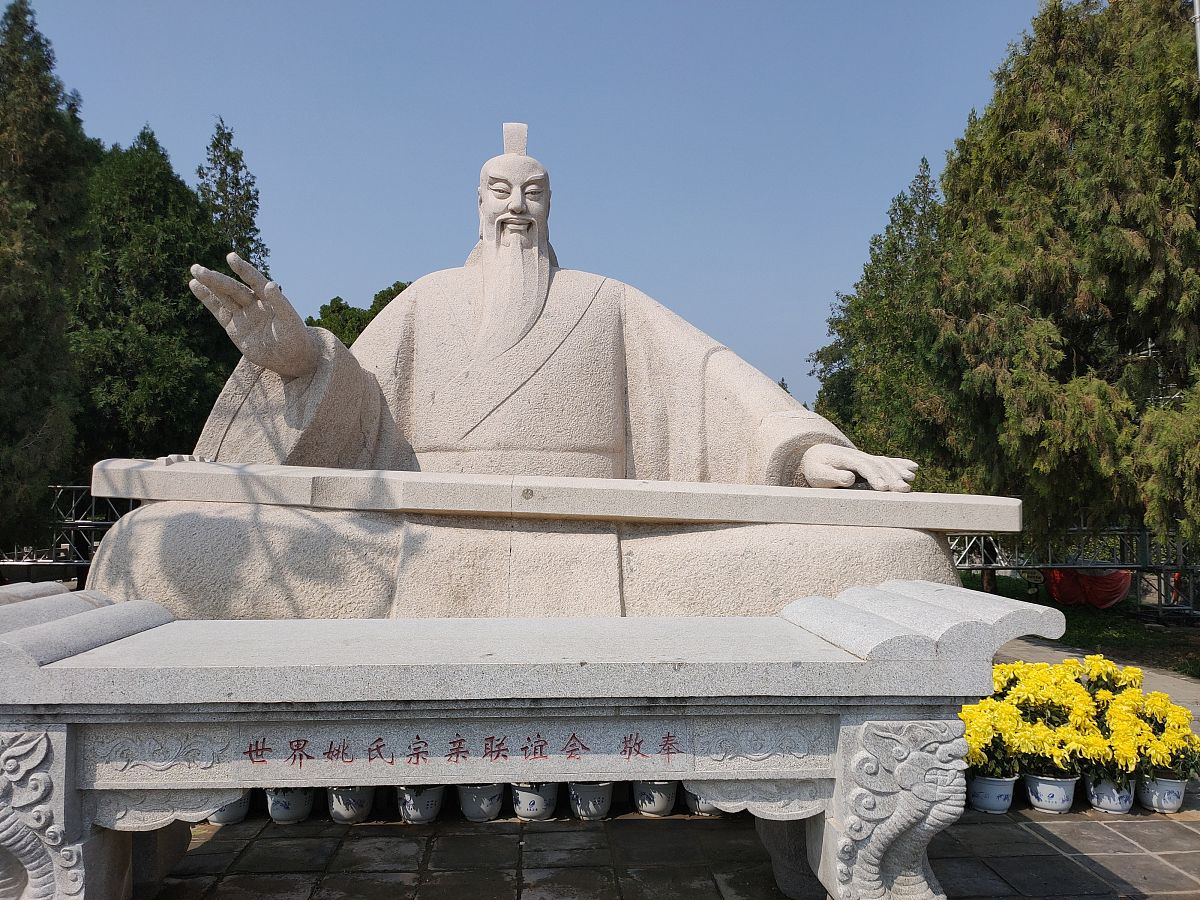 2019年9月25日,山西运城,舜帝塑像.