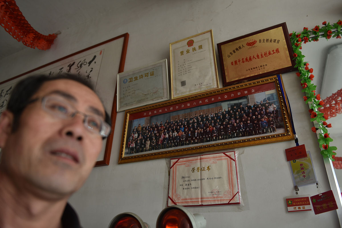 沈阳市工业技术学校组织党员参观劳模纪念馆，弘扬劳模精神