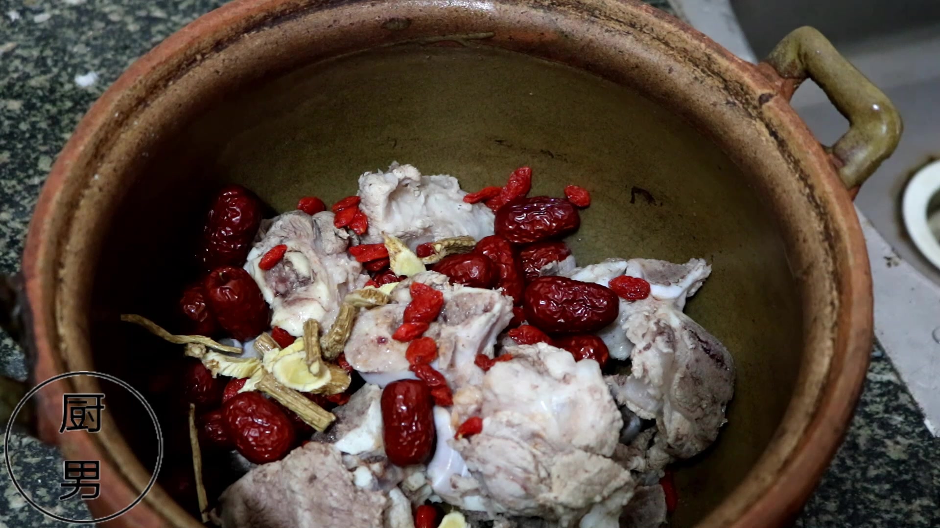 一条筒骨,一些药材,煲出美味的筒骨汤,营养非常丰富