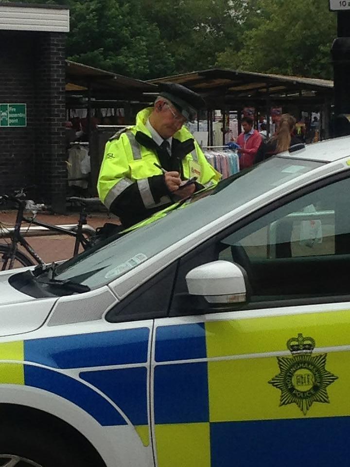 请用matlab写一段car-like模型的运动学公式需要输出体坐标系下的角速度和线速度