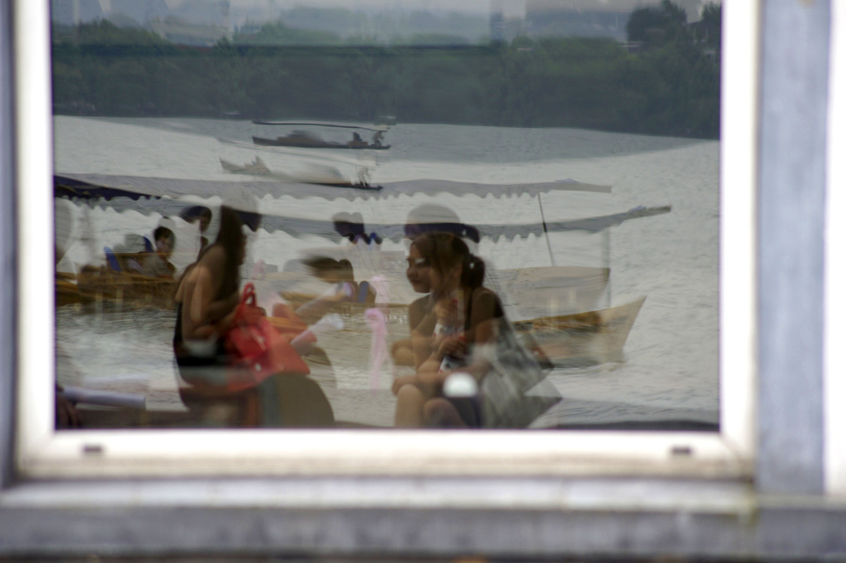 整理编辑下面的文字让它更通顺流畅：实际上很多女人都是在江边洗完衣服之后顺便洗澡。