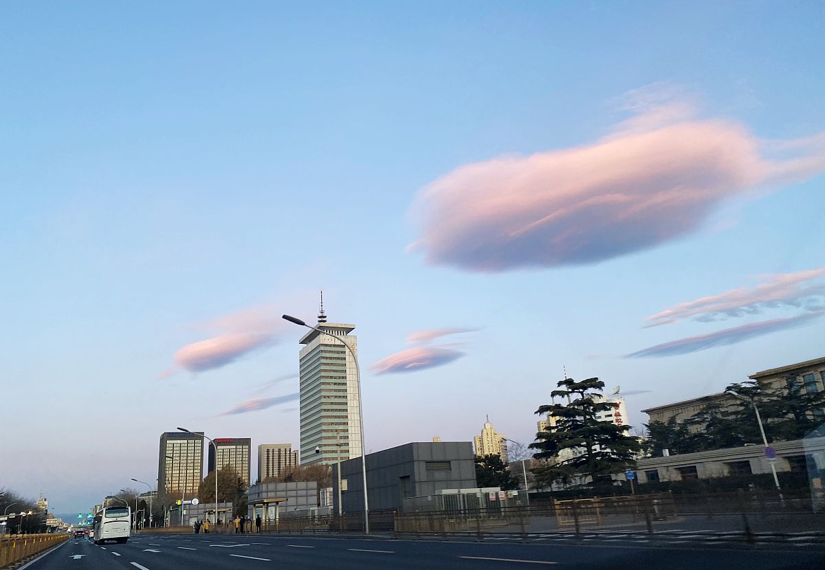 2019年12月19日清晨,北京现粉色飞碟云.