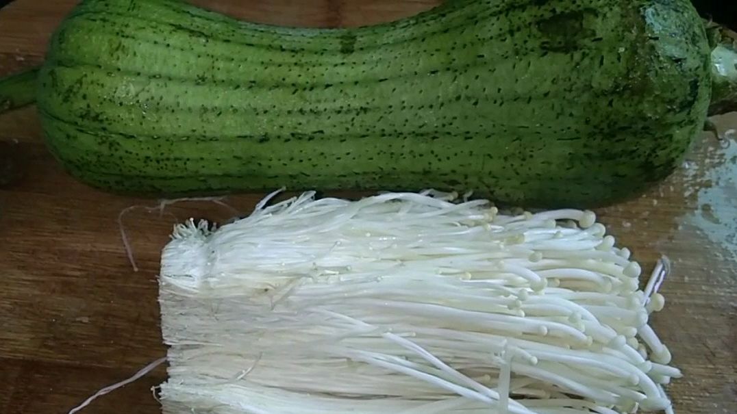 丝瓜配上金针菇这样做,味道鲜嫩入味,全家都爱喝,赞不绝口