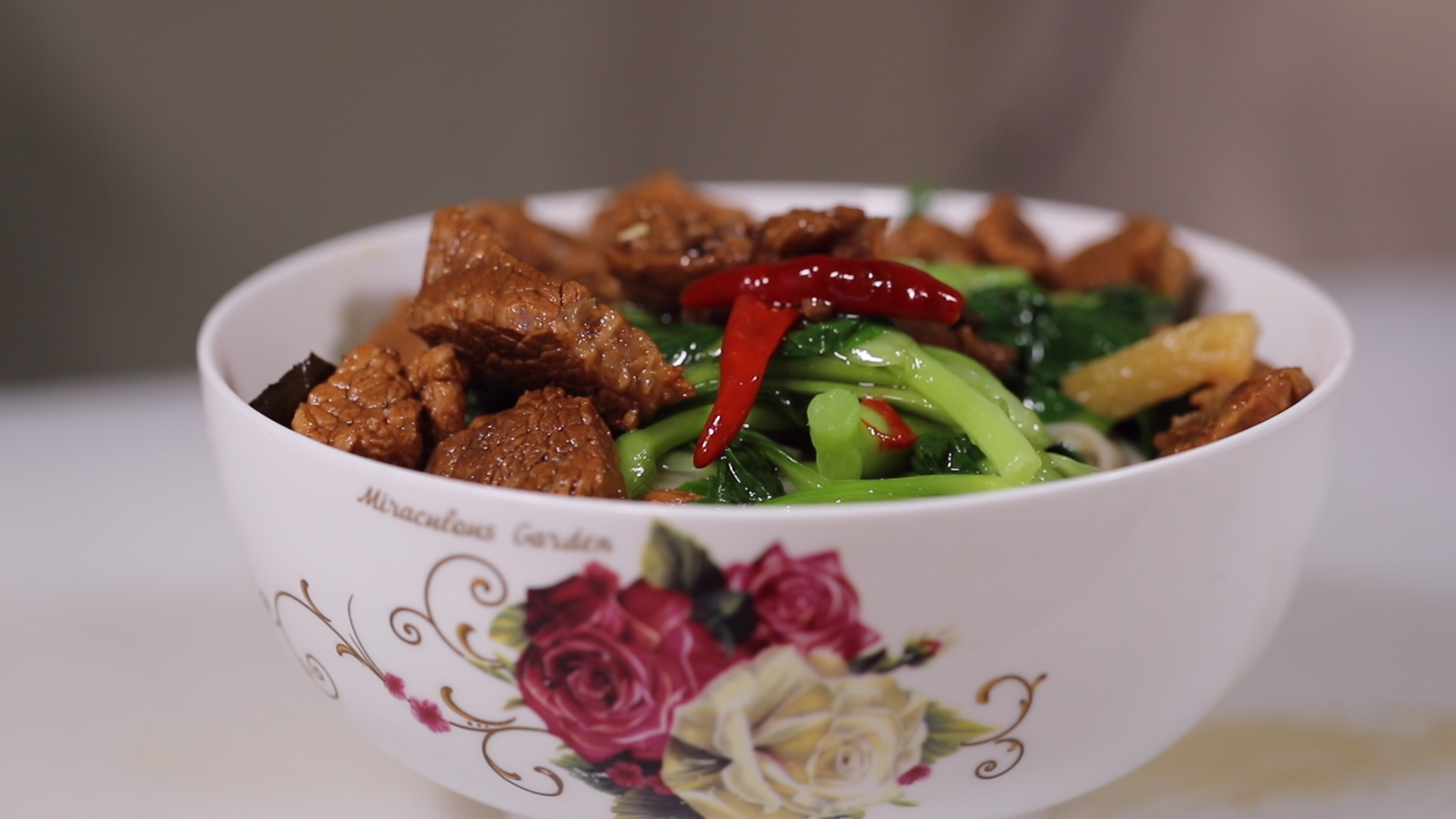 牛肉面秘制做法,牛肉软烂入味汤汁浓稠回味十足,老人小孩都爱吃
