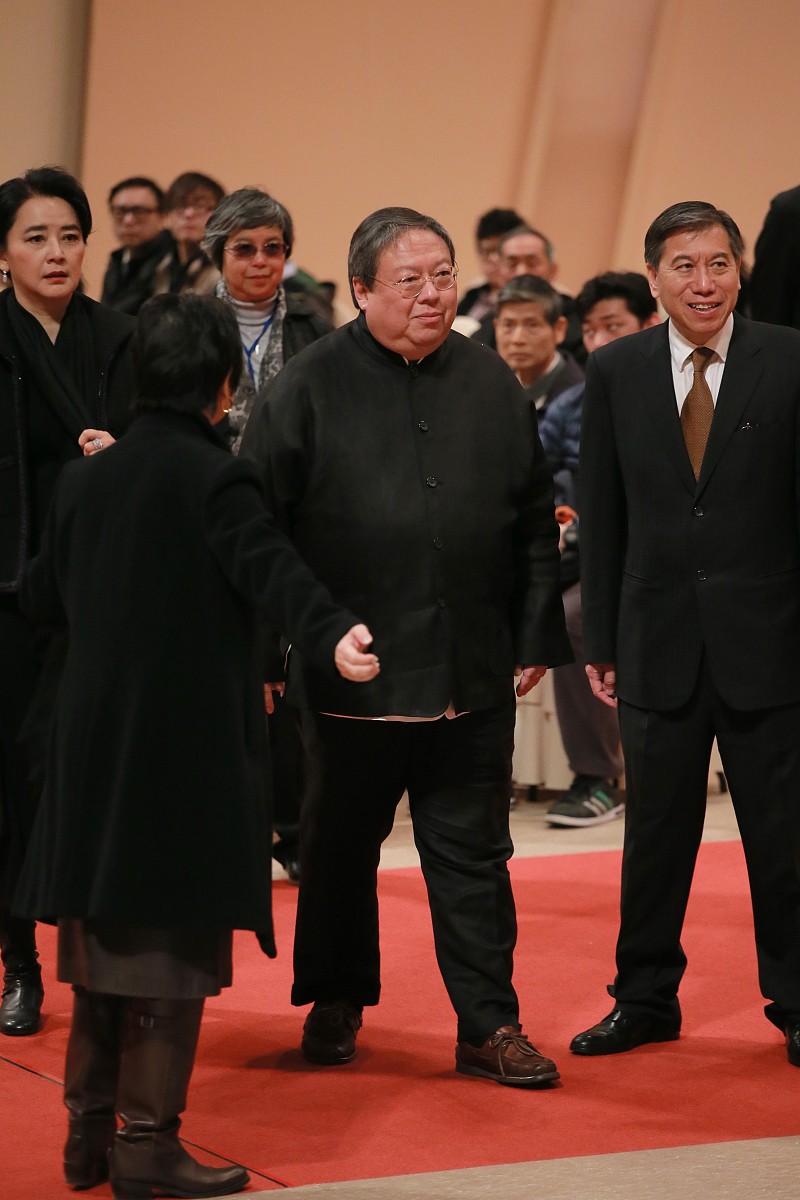 摄像机给了公司里的秘书她流利地快速地安排着会议的日程一边偷偷看着时间。周总和其他员工开始走向会议室背景音乐渐变周总一边走一边拿出手机查看了一下时间忽然脸色大变。摄像机给了一位员工怀着疑惑的表情看向周总和秘书的背影。周总突然想起来自己记录的一个短视频看着自己一口气喝了三瓶可乐的场景感觉自己十分愚蠢。要求：每一句都写成剧本。标注出人物。有甄嬛传的风格和经典句子。说明了周总的地位和权力很大。