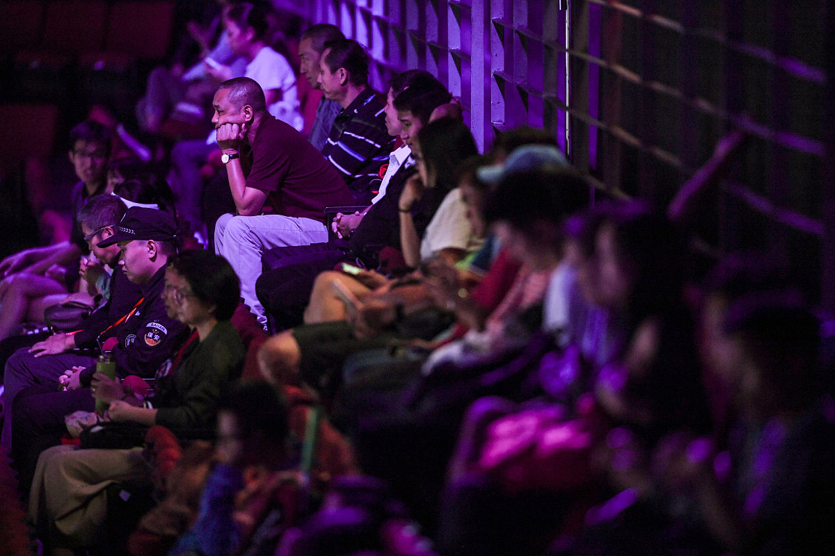 电影院手机放迪斯科的后果：惹恼观众，被请出场！