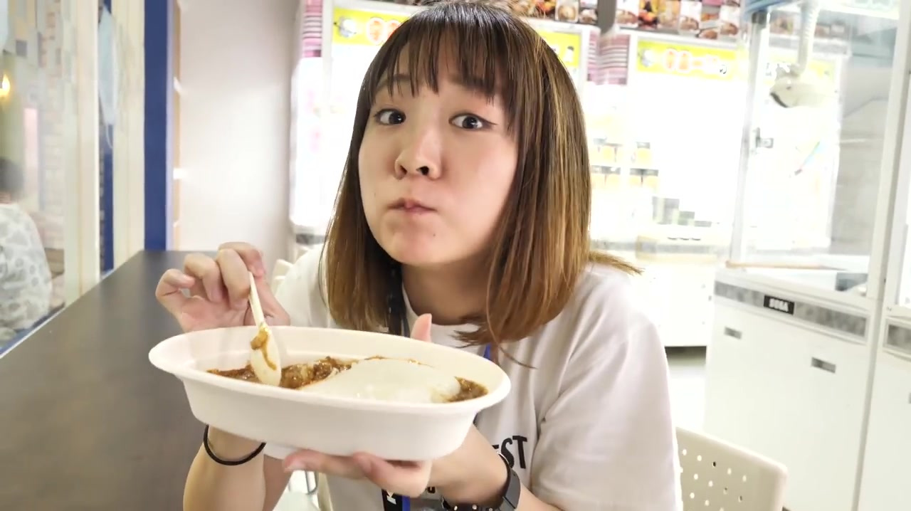 这家夹娃娃店的餐厅连咖喱饭都要用夹的,连新鲜蔬菜也有!