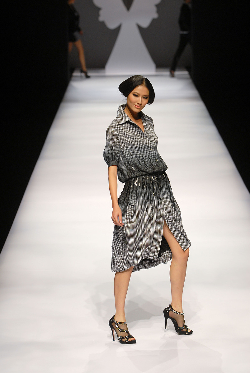 用随机文字组成一张美女图案