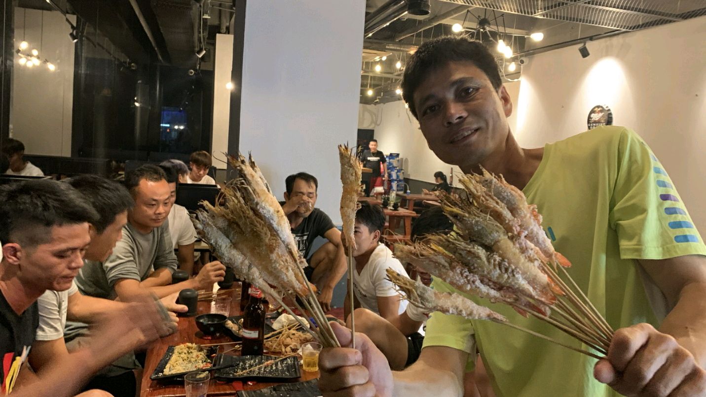 阿展不惜重本,带着自家的大海虾去烧烤店,和兄弟们畅饮庆祝丰收