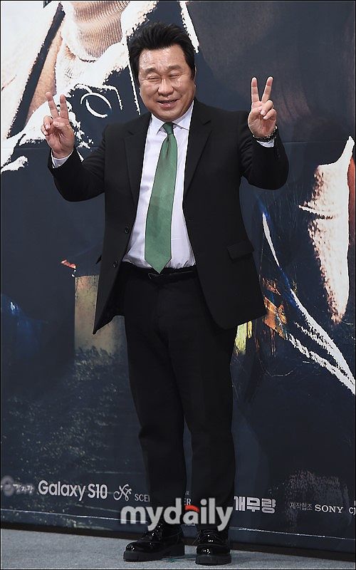 2019年4月30日,韩国首尔,明星出席《救救我2》新闻发布会.林河龙