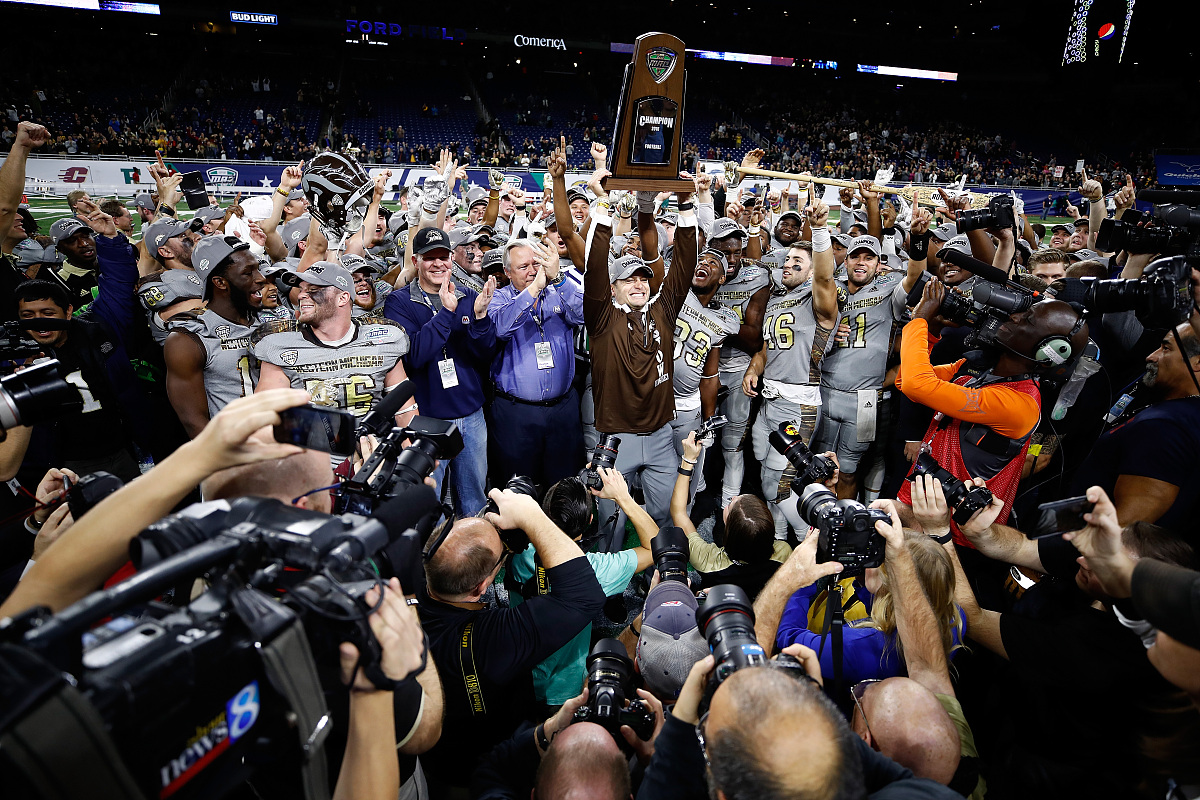 detroit, mi - december 02: head coach p.j. fleck of the western 