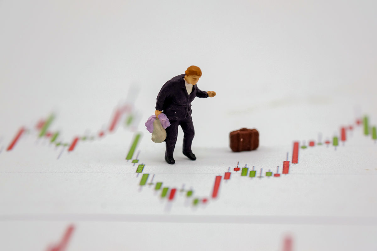 問題２nある投資ファンドは8つの独立した事業への投資を同時に行っている。各事業への投資は、成功すると30億円になり、失敗すると20億円の損失が発生する。失敗の確率は共通で40％と想定されている。n１投資ファンドが赤字になるのは、失敗の事業数がいくら以上の場合か。n２この投資ファンドが赤字になる確率を求めよ。