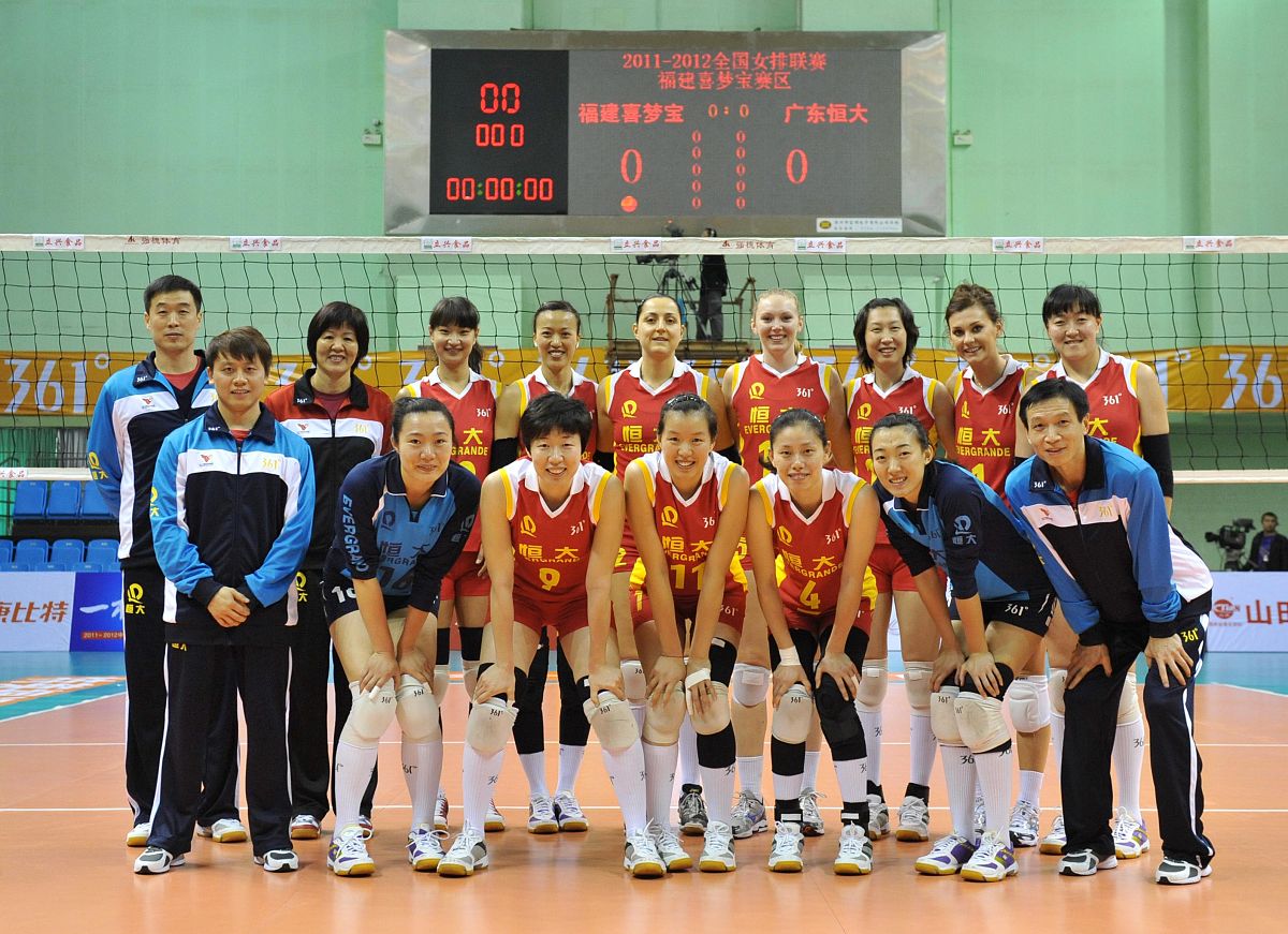 4月29日至5月1日漳州中国女排腾飞馆120多名排球参赛选手身着齐整运动装伴随着和一声嘹亮的开场哨响正式拉开了2023年晟育杯漳州市排球联赛赛事！