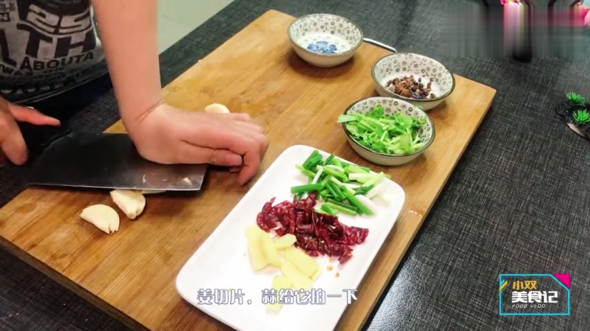花甲焯水有争议,炒前多加这一步骤,花甲不仅无沙,吃着格外鲜