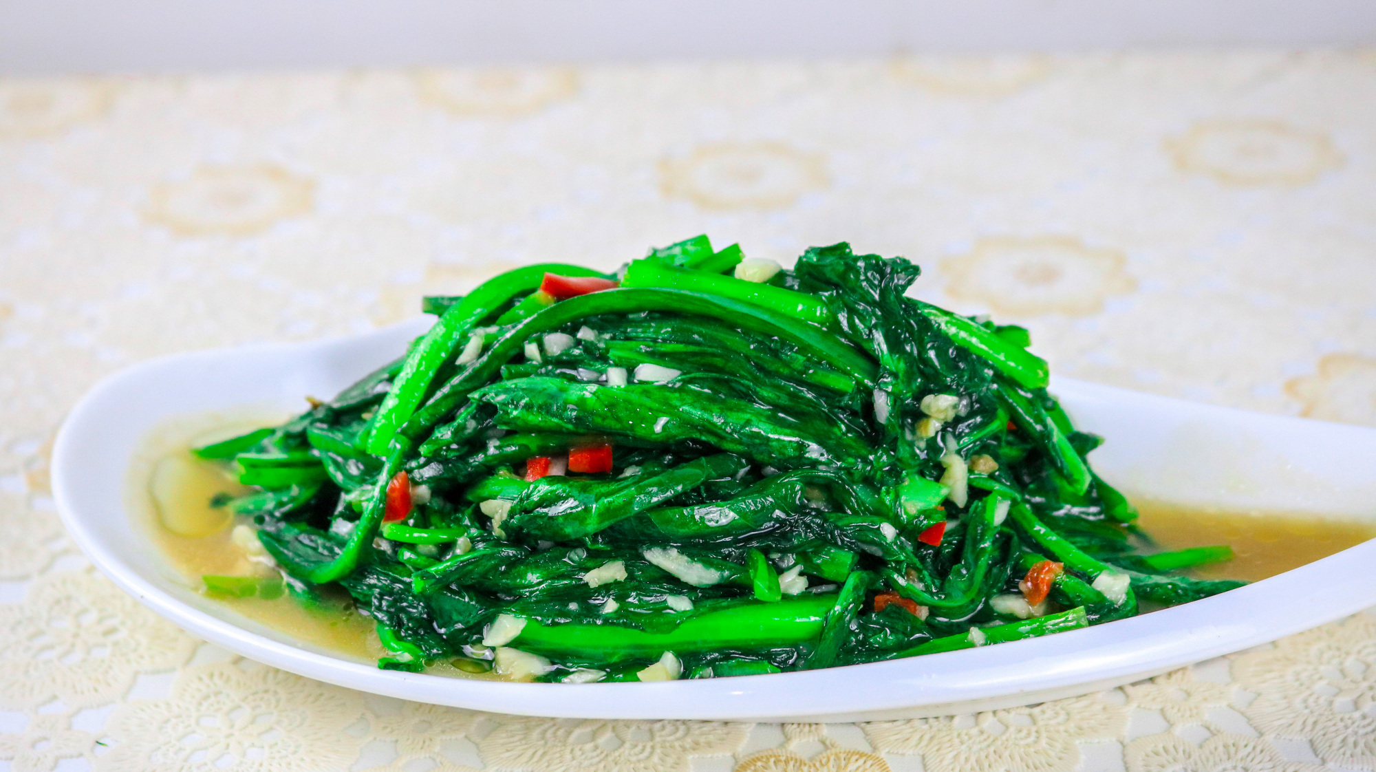 油麦菜别再直接下锅了,学会这技巧,出来的菜色泽翠绿,味道鲜美