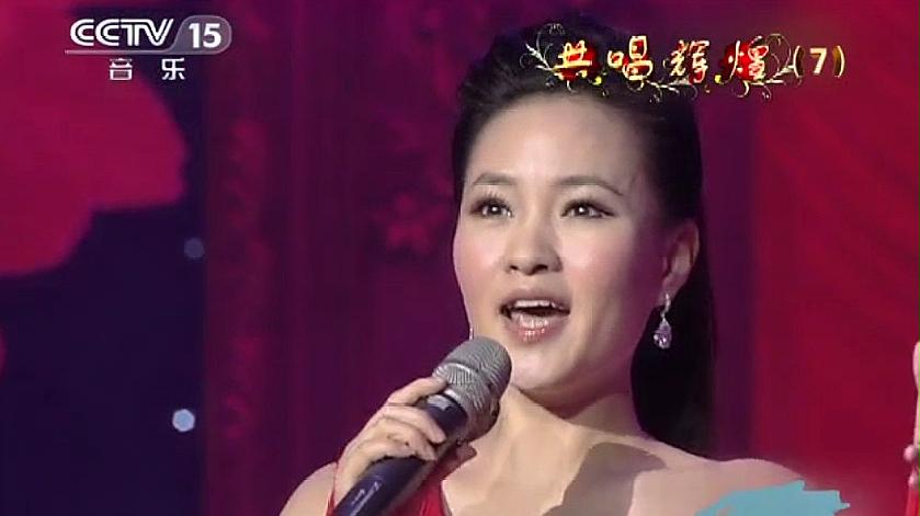 [图]雷佳演唱经典歌曲《我爱你中国》,歌声豪迈大气,台下掌声不断