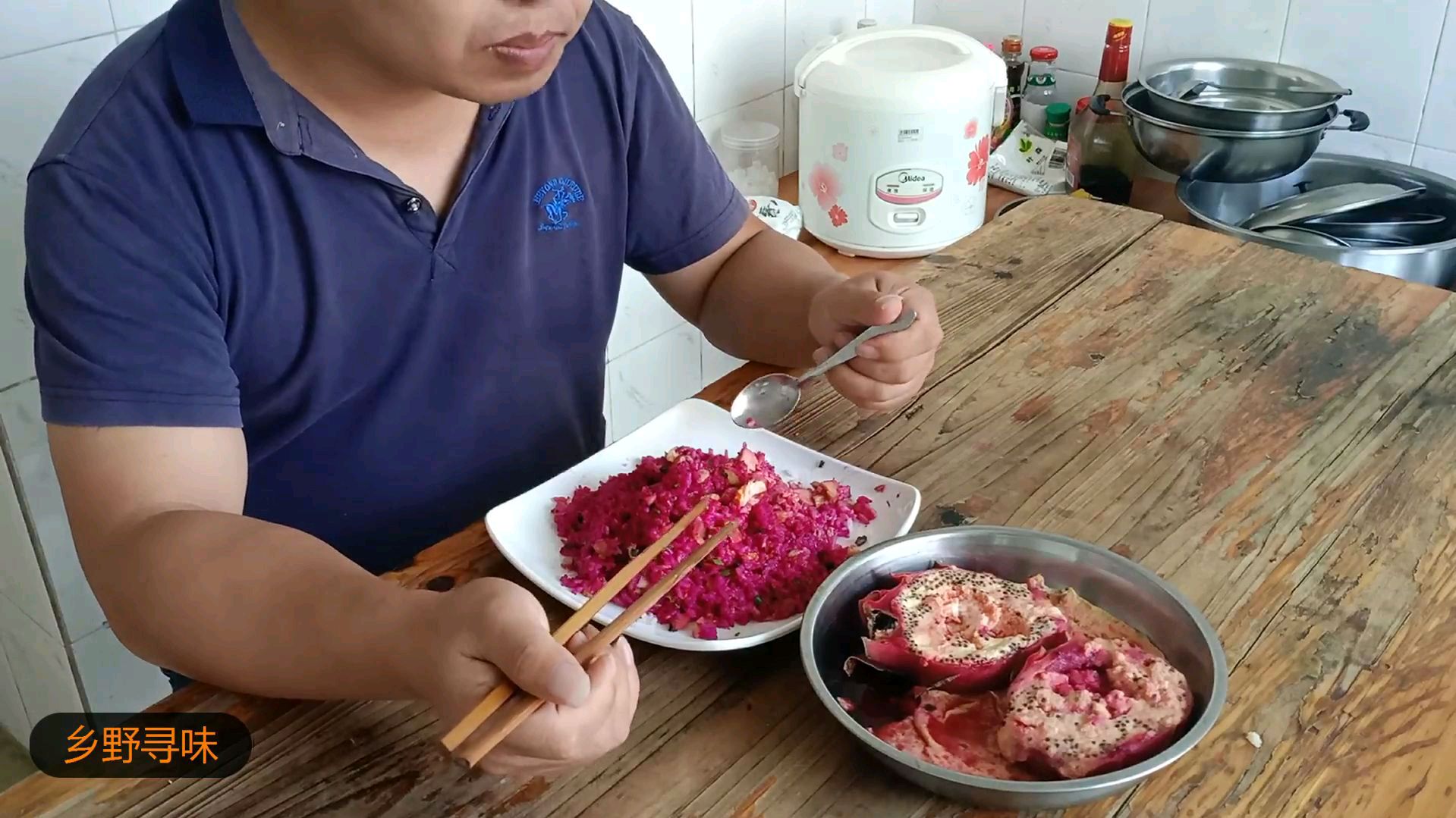 甫哥又做水果料理了,火龙果炒饭配火龙果蒸蛋,绝对惊艳到你。