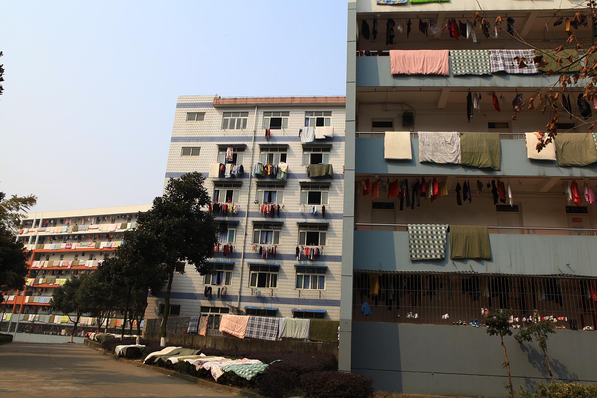 重庆财贸学校地址：位于观音桥商圈