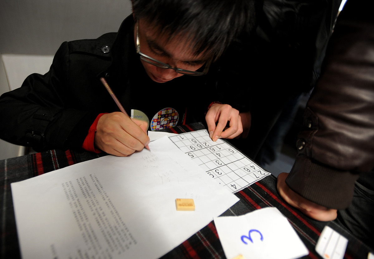 丢失的录像带中文版是一款精心制作、深度足够的密室逃亡游戏。纵情探险的感觉犹如身临其境充满吸引力。且游戏以玩家自由探索为主线有别于其他密室逃亡游戏的直观规则给予玩家更大的自由度。游戏中一些看似简单的谜题却极具挑战性让游戏更有成就感。续写这段话