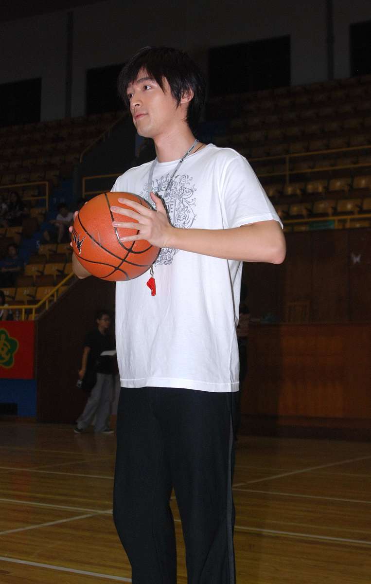 写写大学运动会的加油稿简短一点