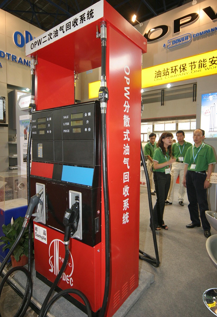 Me 有一个油田油田里面有若干个区块这个区块发现日期1958年610日面积180平方米区块里面有构造构造有背斜背斜由基岩密度是78油系统气系统基岩里面有基质岩孔隙孔洞给我做成一个概念模型; AI 根据上述信息可以将油田构造成如下的概念模型：油田Field：- 区块Block：发现日期为1958年610日面积为180平方米 - 构造Structure：拥有背斜 - 基岩Basement：密