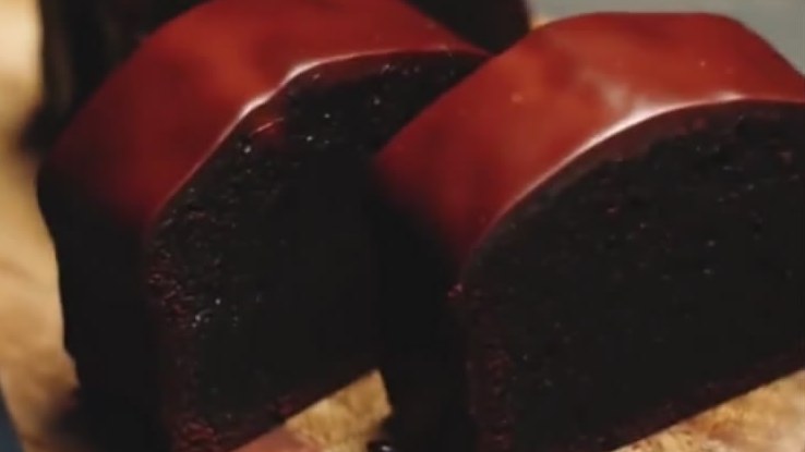 黑啤酒蛋糕奇特的搭配优美味道,黑啤酒是啤酒的一种,起源于200多年前的爱尔兰,成名在德国的