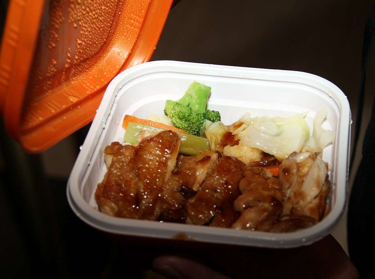 请给我编辑 70字 龙江猪脚饭外卖的好评